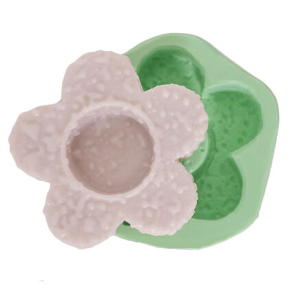 Papatya figürlü silikon kalıp ve kalıptan çıkarılmış papatya tealight mumluk. Doğal papatya silikon kalıp ile mumluk yapımı.