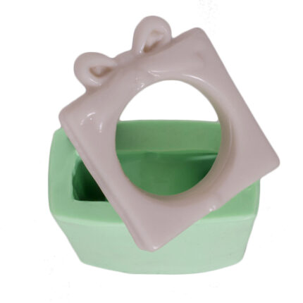 Şık peçete halkası silikon kalıp: Kurdeleli kare model, sofra düzeni için ideal. Dekoratif silikon kalıp.