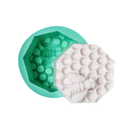 Petek üstünde arı silikon kalıbı ve kalıptan çıkmış arı figürlü sabun. Botanik temalı süs yapımı için ideal.