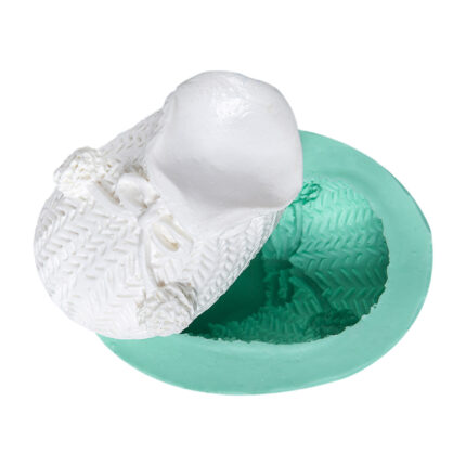 Ponponlu örgü patik silikon kalıbı ve beyaz alçıdan bebek patiği. Bebek hediyeleri için ideal.