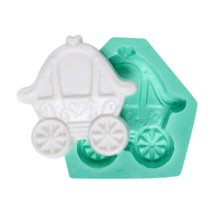 Prenses arabası silikon kalıbı ve kalıptan çıkan sabun. Kız çocuk odası süsü için ideal.