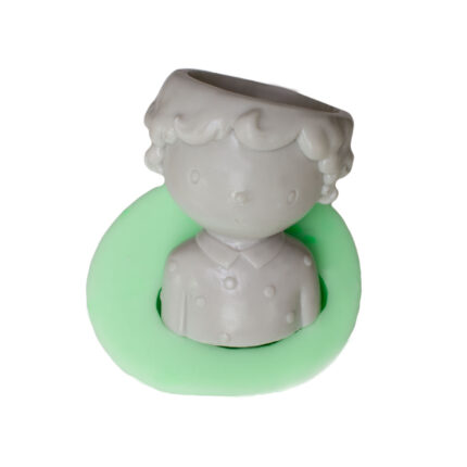 Puantiye elbiseli erkek saksı silikon kalıbı: Erkek figürlü saksı kalıbı, 7,5x7x9,5cm boyutlarında.