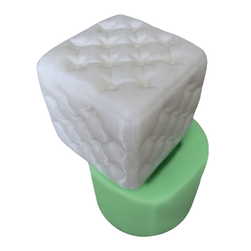 Kurdelya'dan puf silikon kalıp ve kalıptan çıkarılmış puf figürü. Mobilya minyatürü için 3D puf silikon kalıp.