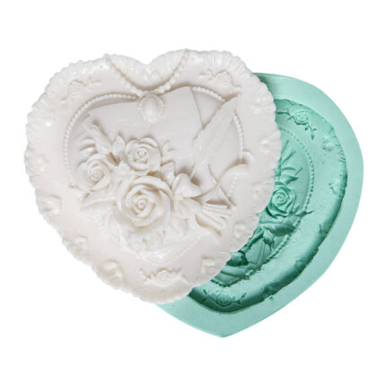 Kalpli silikon kalıp ve döküm örneği. Klasik tarz aşk çerçevesi kalıbı ile yapılmış dekoratif sabun biblo.