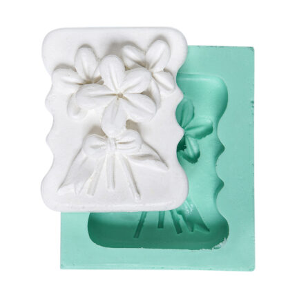 Sade çiçek demeti silikon kalıbı ve kalıptan çıkmış çiçek temalı süsleme. Çiçek temalı süsleme yapımı için ideal.