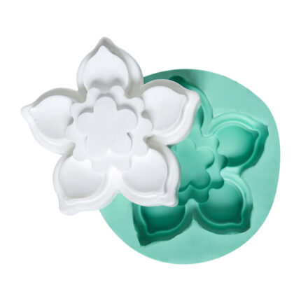Sade çiçek silikon kalıp ve kalıptan çıkarılmış çiçek figürü. Minimalist dekorasyon için uygun.