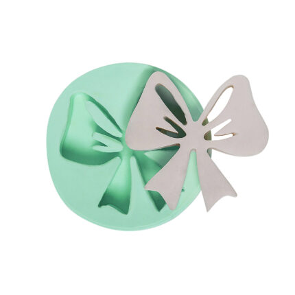 Sade fiyonk silikon kalıbı: Hediye paketi süsleme için ideal, 7,5x7x1cm boyutunda. KK-1335 model.