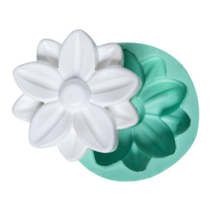 Sade papatya silikon kalıbı ve kalıptan çıkmış papatya modeli. Papatya temalı dekorasyon için ideal.