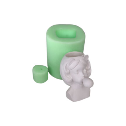 Sakızlı küçük kız saksı silikon kalıbı ve kalıptan çıkmış kız çocuk figürü. Kız temalı silikon kalıp görseli.