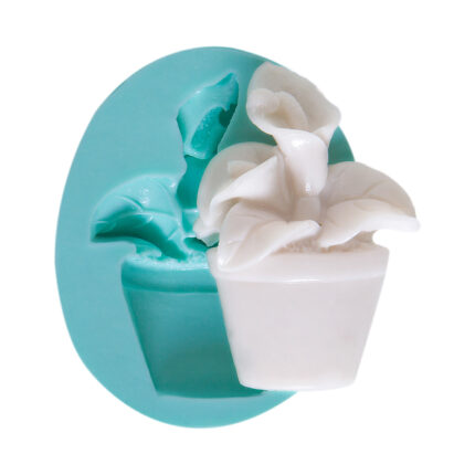 Saksıda zambak silikon kalıbı ve kalıptan çıkmış zambak objesi. Çiçek koleksiyonu için sabun yapımı.