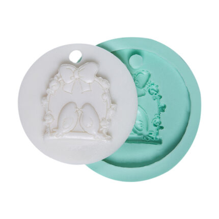 Salıncakta aşık kuşlar delikli silikon kalıbı ve kalıptan çıkan romantik dekorasyon objesi.