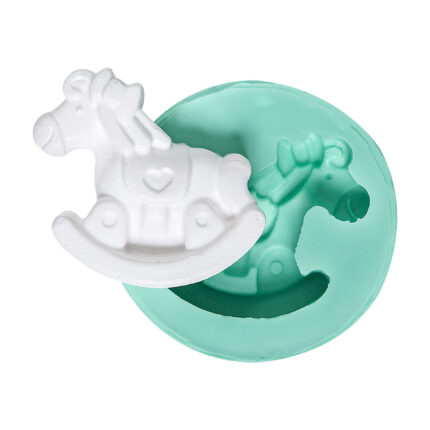 Sallanan at silikon kalıbı ve kalıptan çıkmış beyaz at figürü. Çocuk odası dekorasyonu için ideal.