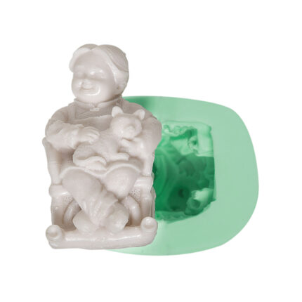 Sallanan sandalyede nene silikon kalıbı ile yapılmış aile figürü süsü.