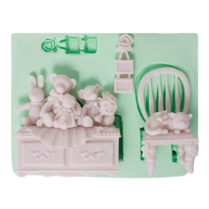 Sandalye ve sandık üzerinde oyuncaklar silikon kalıbı. Nostaljik oyuncak bebek, ayı ve tavşan figürleri içerir.