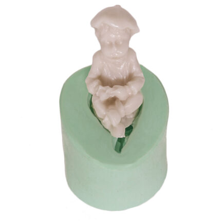 Şapkalı oturan erkek çocuk silikon kalıbı, çocuk figürü dekorasyonu için kalıp.