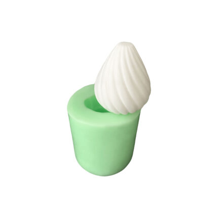 Sarmal silindir mum silikon kalıp ve kalıptan çıkmış spiral desenli mum. Dekoratif mum yapımı için ideal.