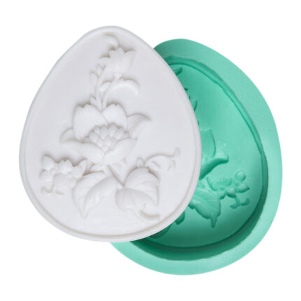 Sarmaşık çiçeği figürlü silikon kalıp ve kalıptan çıkarılmış çiçek biblo. Sarmaşık çiçeği kalıbı ile reçine süs yapımı.