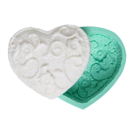 Sarmaşık işlemeli kalp silikon kalıp ve dökümden çıkmış kalp şeklinde sabun/mum.