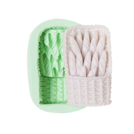 Sepette baget ekmekler silikon kalıbı ve kalıptan çıkarılmış sabun örneği. Fırın temalı dekorasyon için ideal.