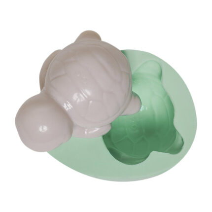 Sevimli kaplumbağa silikon kalıbı ve kalıptan çıkarılmış kaplumbağa figürü.