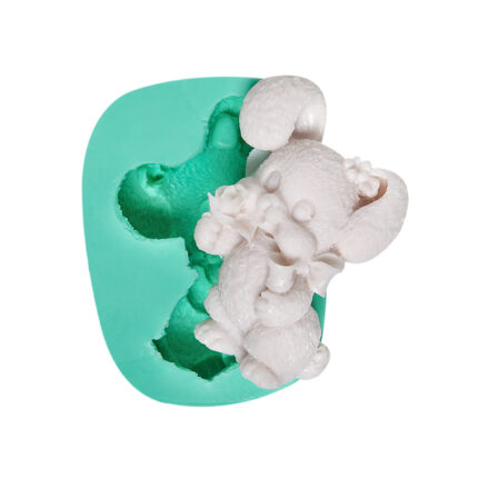 Kurdelya sevimli tavşan figürlü silikon kalıp ve kalıptan çıkmış tavşan figürü.