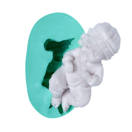 Sevimli yatan erkek bebek silikon kalıbı ve kalıptan çıkarılmış bebek figürü.