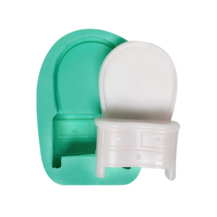 Şifonyer silikon kalıbı ve kalıptan çıkarılmış şifonyer modeli. Minyatür mobilya koleksiyonu için ideal.