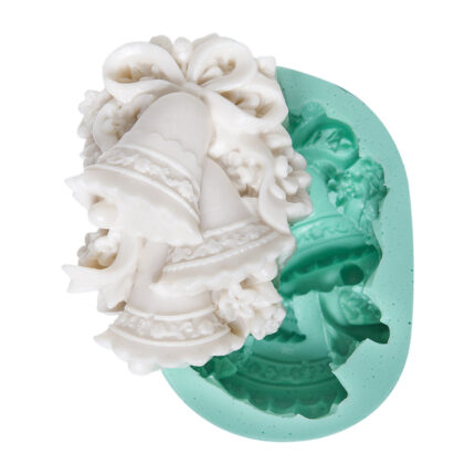 Kurdelya süslü çan silikon kalıbı ve kalıptan çıkmış çan figürlü yılbaşı dekoru.