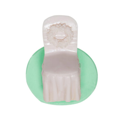 Süslü sandalye silikon kalıbı modeli (3x4x6cm). Minyatür mobilya koleksiyonu için ideal. Ev dekorasyonu objesi yapımı.