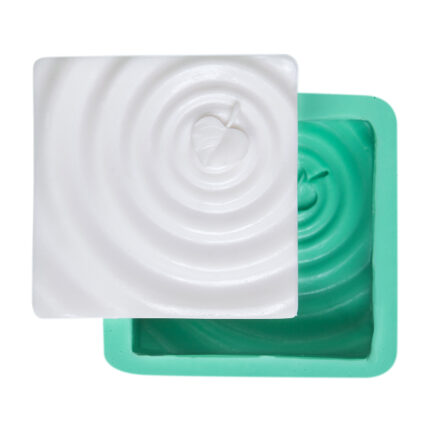 Yaprak su üstünde kalıbı: Nilüfer yaprağı desenli silikon kalıp ve dökülmüş sabun. Su temalı kokulu taş yapımı için ideal.