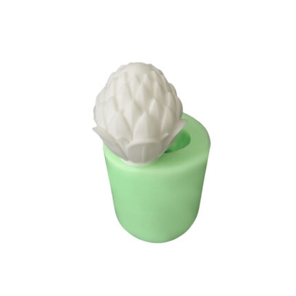 Taç yapraklı enginar mum silikon kalıbı ve kalıptan çıkmış enginar mum figürü.