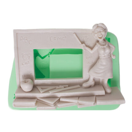 Tahta önünde öğretmen silikon kalıp: ABC, E=MC², kedi, köpek çizimleri olan okul temalı 3D öğretmen figürü.