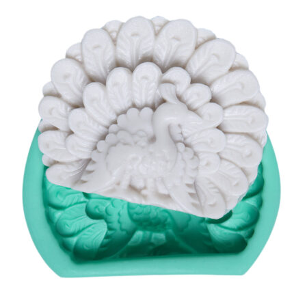 Tavus kuşu silikon kalıbı ile yapılmış zarif tavus kuşu figürü. Kuş figürlü süs yapımı için ideal.