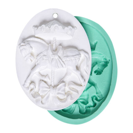 Tek atlıkarınca delikli silikon kalıp ve kalıptan çıkmış atlıkarınca figürü. Çocuk odası süsü için ideal.