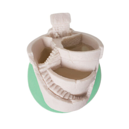 Tepedeki ev üç bölmeli saksı silikon kalıbı ile yapılmış, manzaralı beton saksı örneği. Ev figürü detaylı.