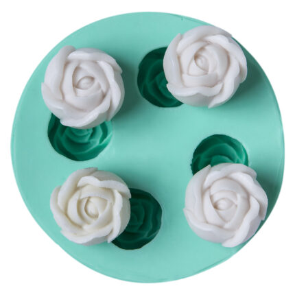 Tomurcuk gül 4'lü silikon kalıbı ile yapılmış beyaz gül objeler. Çiçek temalı sabun yapımı için ideal.