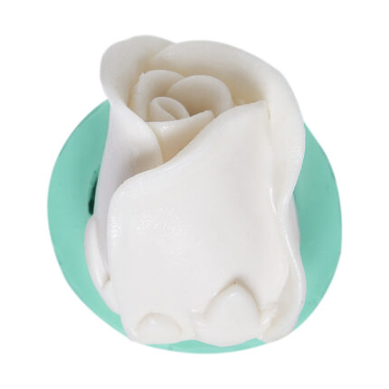 Tomurcuk gül silikon kalıbı ile yapılmış beyaz gül. Dekoratif çiçek süsü.