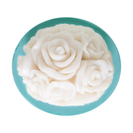 Top gül silikon kalıbı ile yapılmış gül desenli beyaz sabun. Gül temalı sabunlar için ideal.