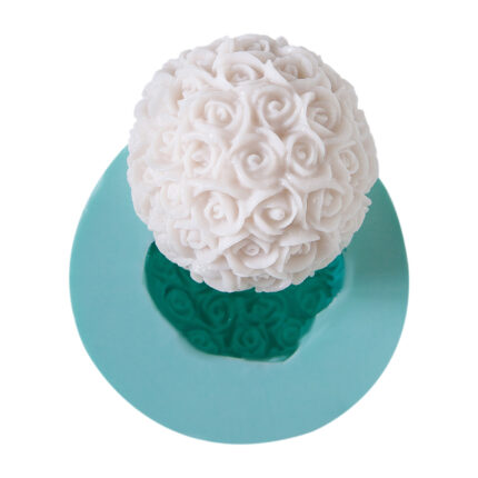 Top minik güllü silikon kalıbı ile yapılmış romantik gül topu. Çiçek temalı süs yapımı için ideal.