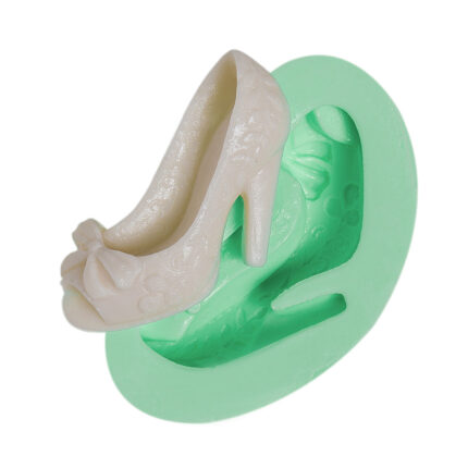 Topuklu ayakkabı delikli silikon kalıbı ve kalıptan çıkmış topuklu ayakkabı figürü.