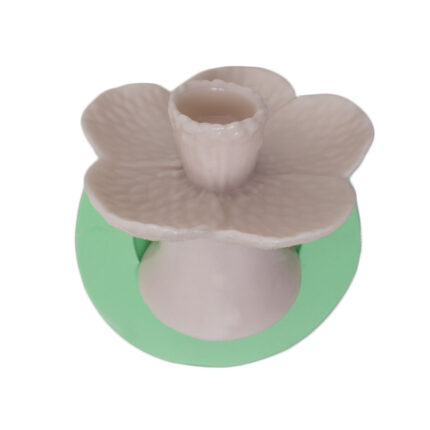Üç boyutlu çiçek mumluk silikon kalıbı ile yapılmış çiçek şeklinde mumluk.