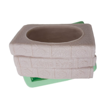 Jane Eyre yazılı, üç kitaplı saksı kalemlik silikon kalıp. Kitap temalı dekorasyon için ideal.