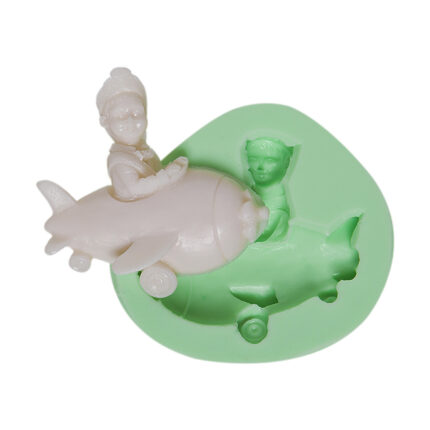 Uçakta sünnet çocuğu silikon kalıbı ve kalıptan çıkmış obje. Sünnet temalı sabun yapımı için ideal.