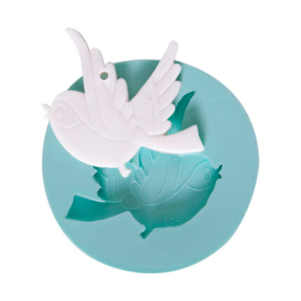 Uçan kuş delikli silikon kalıbı ve kalıptan çıkarılmış kuş figürü. Kuş temalı süs yapımı için ideal.