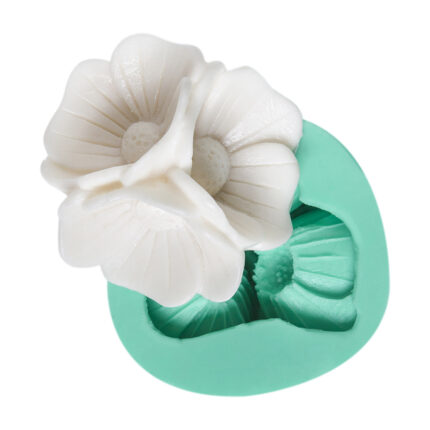 Üçlü çiçek kompozisyonu kalıbı ile yapılmış beyaz çiçek biblo. Bitişik çiçekler biblo yapımı için ideal. Üçlü çiçek reçine süs örneği.