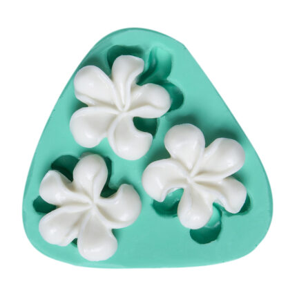 Üçlü çarkıfelek çiçeği silikon kalıbı içinde beyaz çiçekler. Çiçek temalı dekorasyon için kalıp.