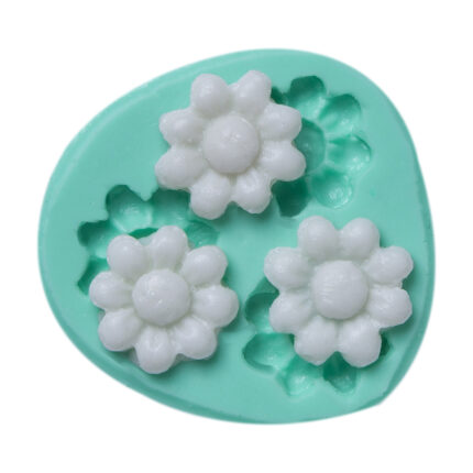 Üçlü minik çiçek silikon kalıbı ve kalıptan çıkmış beyaz çiçekler. Çiçek temalı sabun yapımı için ideal.