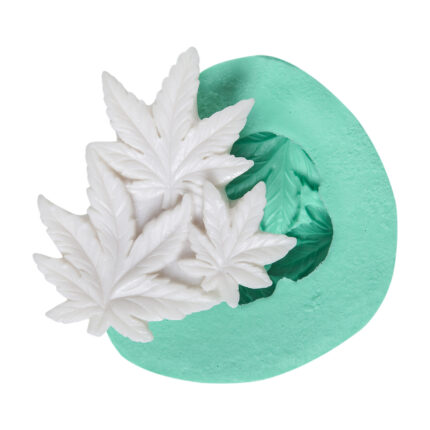 Üçlü yaprak kompozisyonu silikon kalıbı ve kalıptan çıkmış beyaz yaprak figürleri. Botanik temalı süsleme için ideal.