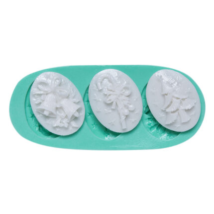 Üçlü yılbaşı temalı silikon kalıp: Çan, şeker kamışı ve ağaç figürleri. Yılbaşı dekorasyonu ve sabun yapımı için ideal.