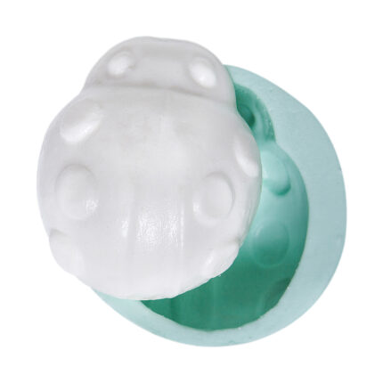 Uğur böceği silikon kalıbı ve kalıptan çıkmış beyaz uğur böceği figürü.